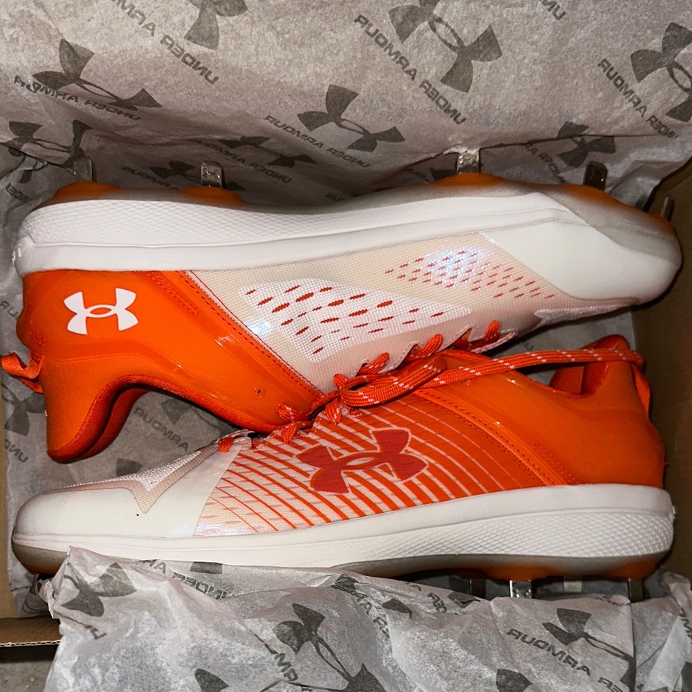 Under Armour Bright Yard Low MT Orange Cleats